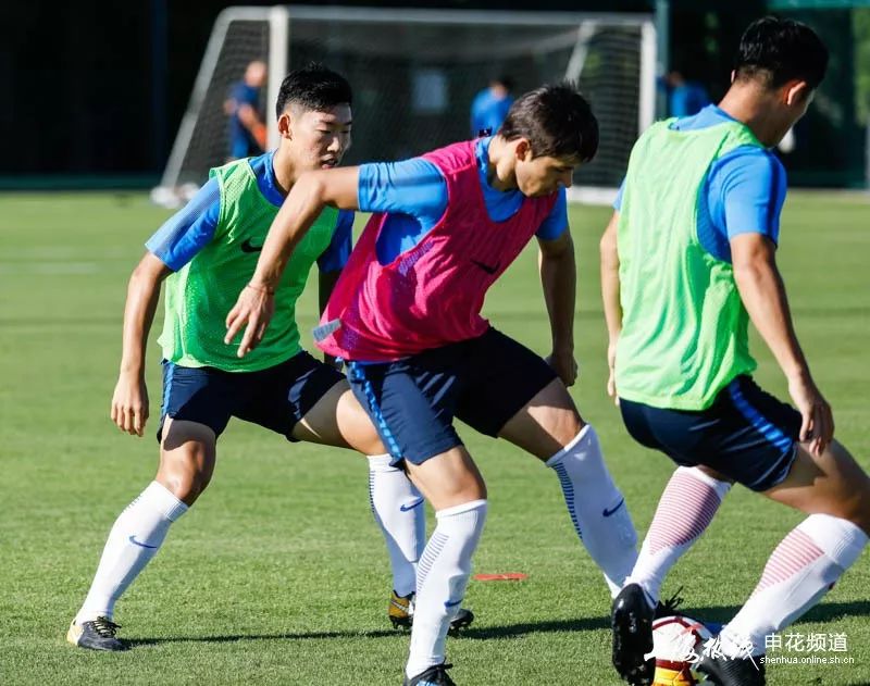 爱游戏官方-上海申花训练开放日；窗口期扳平良机引欢呼；欧冠在即；更衣室氛围转暖的简单介绍