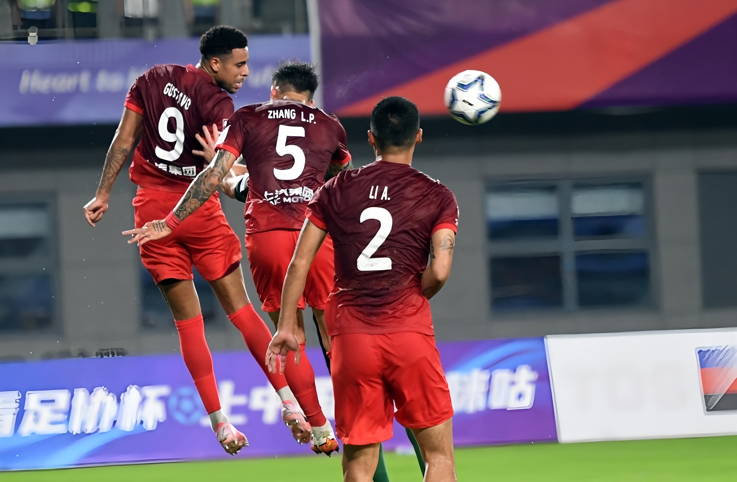 成都蓉城训练开放日，关键时刻绝杀压哨引欢呼，亚冠在即，高层口径保持一致的简单介绍