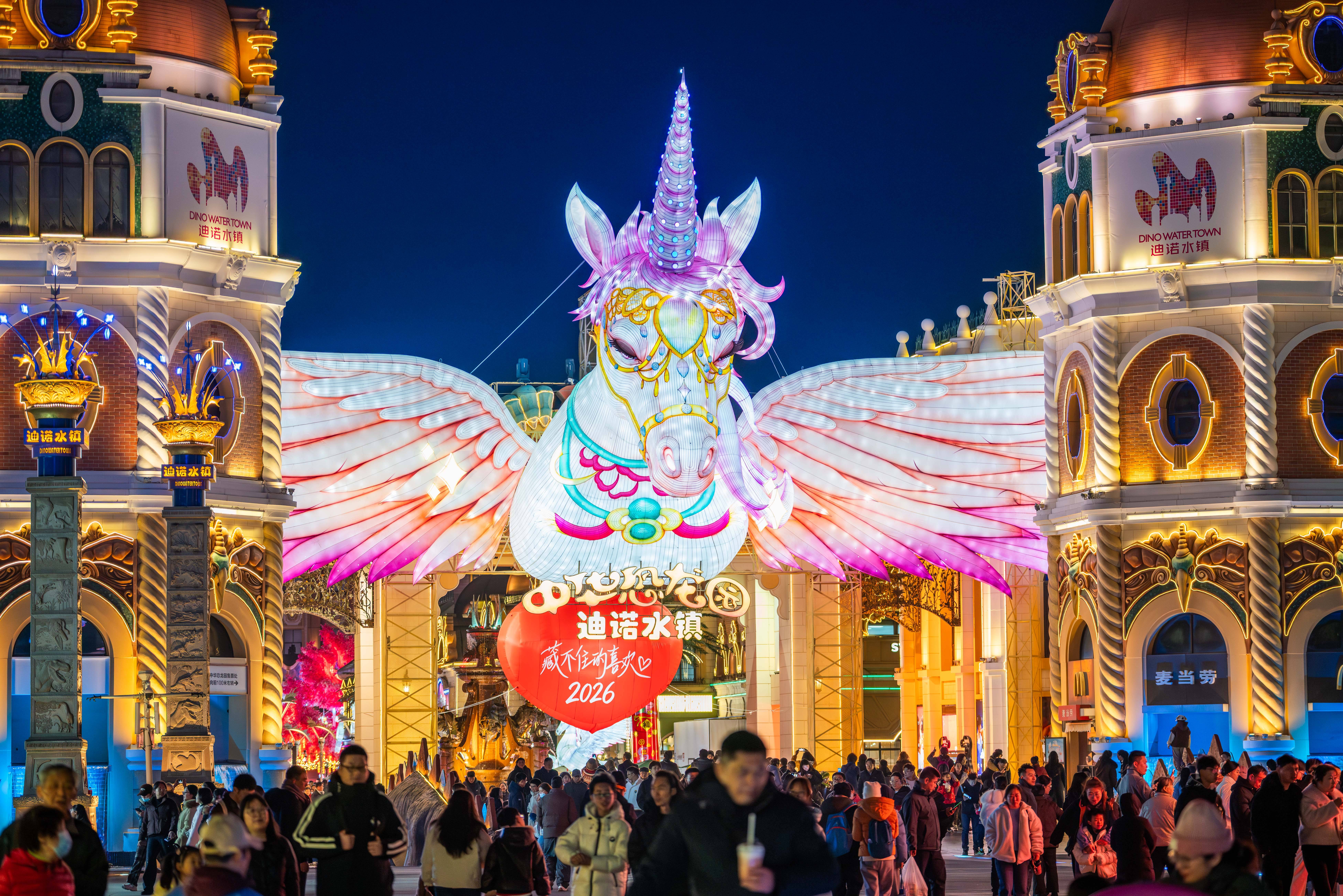 爱游戏官方-包含赛地聚焦：亚冠今晚热度飙升，山东泰山再遭质疑，震撼外界，临场指挥获称赞的词条
